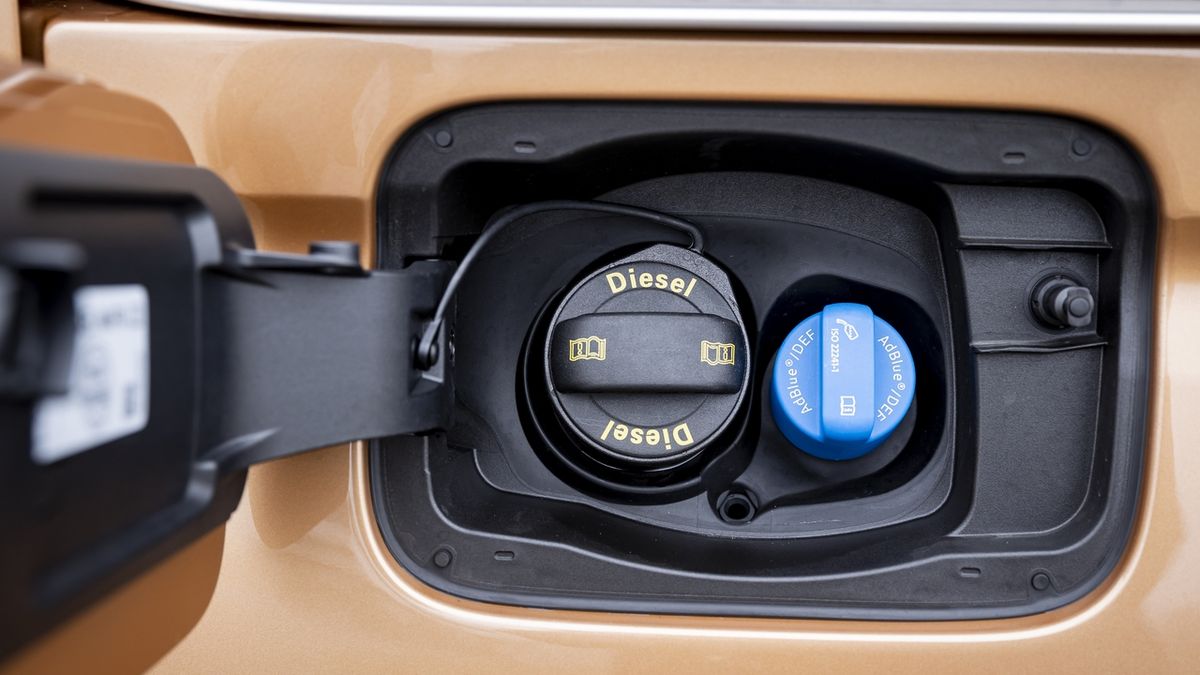Vláda zrušila přimíchávání biosložek do paliv i silniční daň